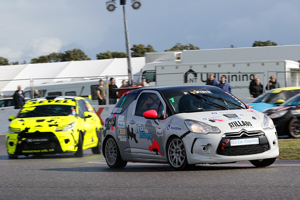 Oliver Larsen er tæt på at kunne kaldes sig årets mesterskabsvinder for anden gang - og komme med i den eksklusive klub der består af Jonas Lynge, Rasmus Klarshov og Kim Lund Johansen.
(Foto: Motorsporten.dk)
